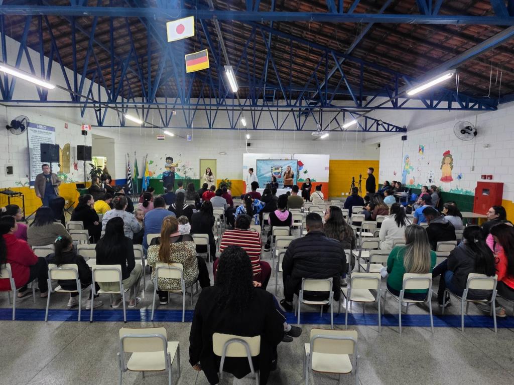 Prefeitura faz reunião com pais de alunos e esclarece que não há novos casos de meningite nas escolas da cidade