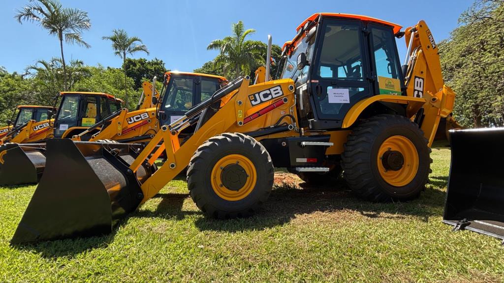 Município é contemplado com retroescavadeira e alcança avanço histórico no agronegócio