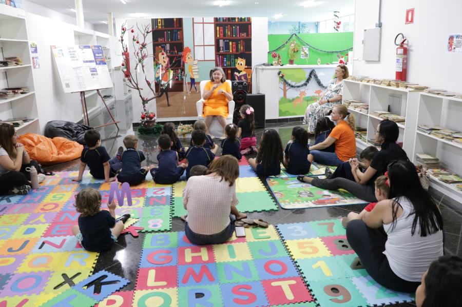 Alunos da E.M. Profª Eliana Peluso Sperandio participam de contação de histórias natalinas