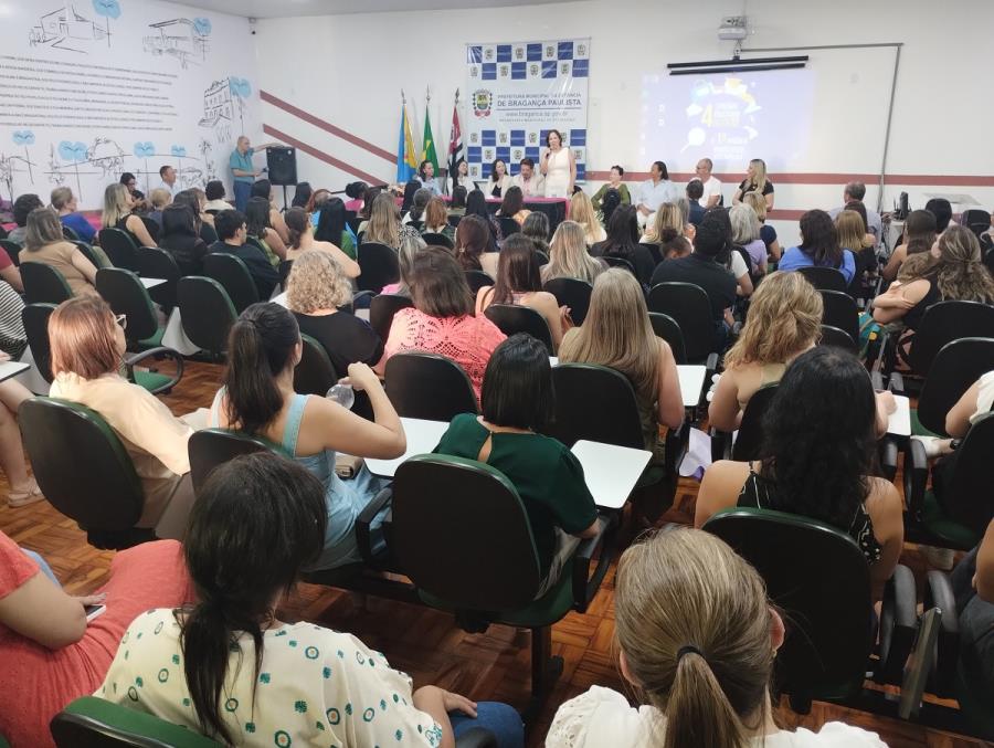 Secretaria Municipal de Educação homenageia Primeira-Dama e professores premiados