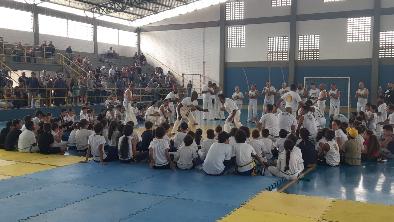 Cerca de 500 alunos participam de formatura do projeto “Capoeira nas Escolas”