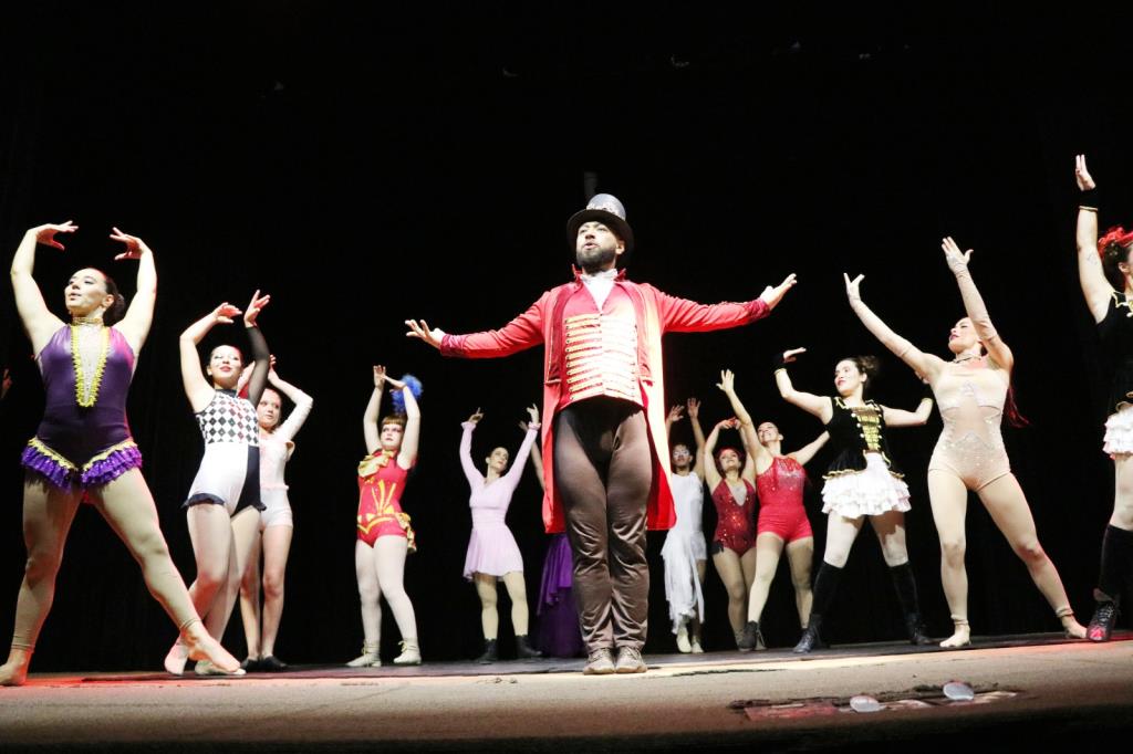Magia circense atrai grande público em celebração ao Mês do Circo no Centro Cultural Prefeito Jesus Adib Abi Chedid