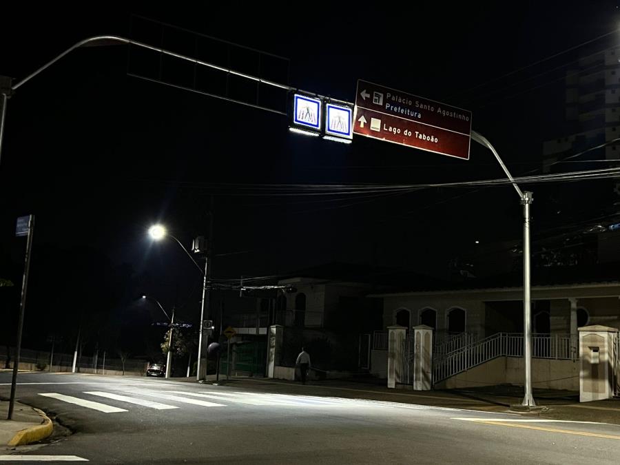 Prefeitura de Bragança Paulista reforça segurança no trânsito com instalação de luminárias a LED em travessias de pedestres
