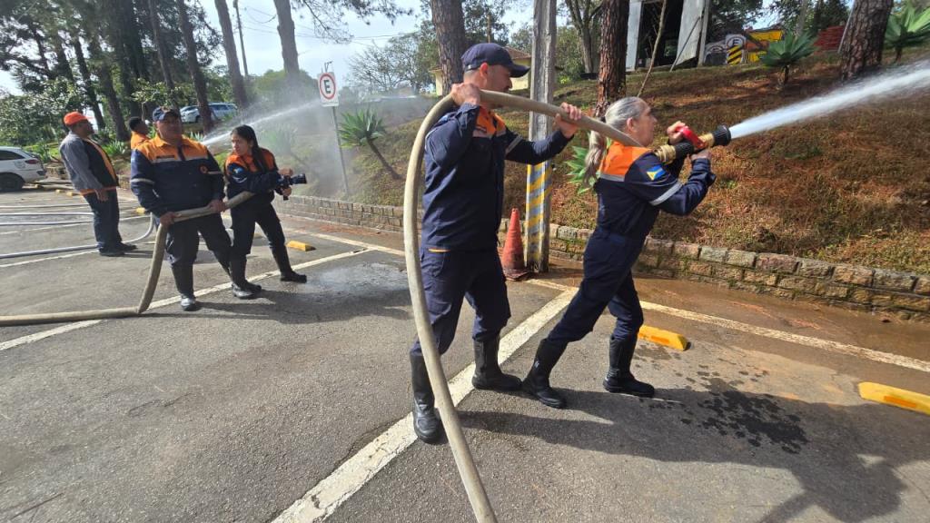 Curso da Operação SP Sem Fogo reúne equipes da Defesa Civil de Bragança Paulista e região para capacitação no combate a incêndios em vegetação