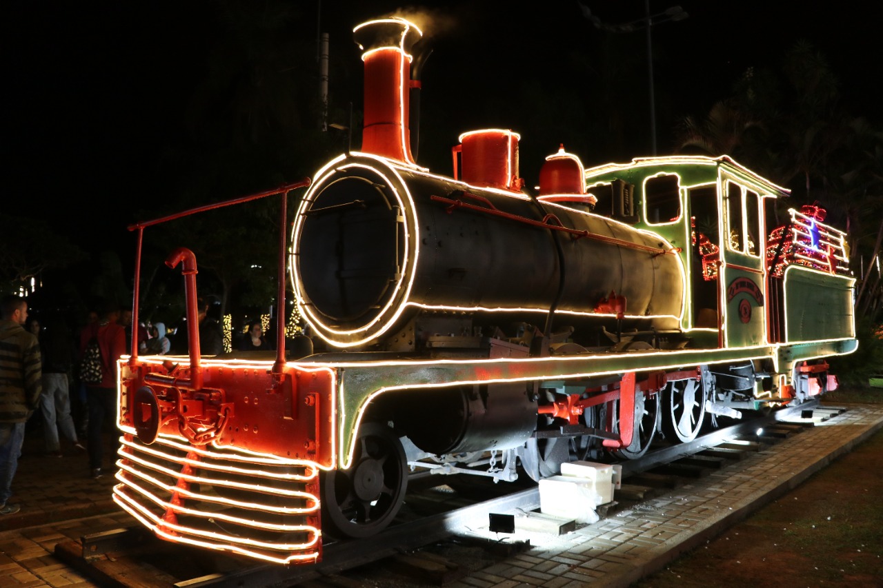 Locomotiva que impulsionou o progresso de Bragança Paulista recebe decoração natalina