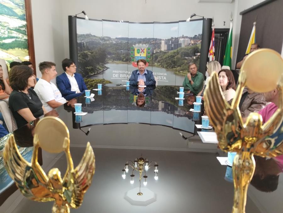 Campeões na classificação geral do V Festival Estudantil de Esporte e Lazer de Bragança Paulista recebem troféus