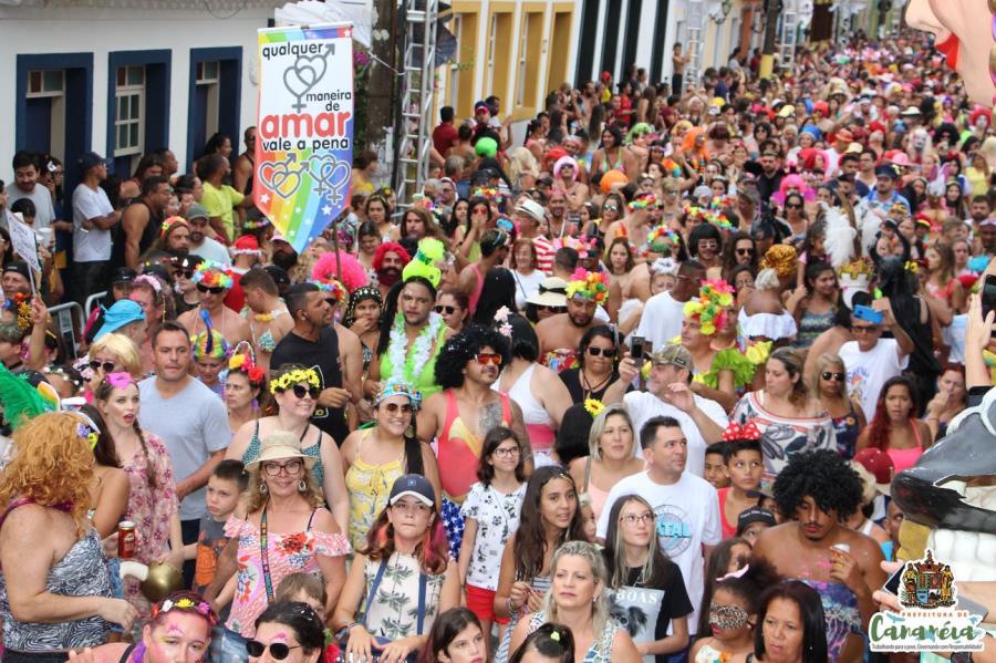 Carnaval de Cananéia arrasta multidões para os blocos