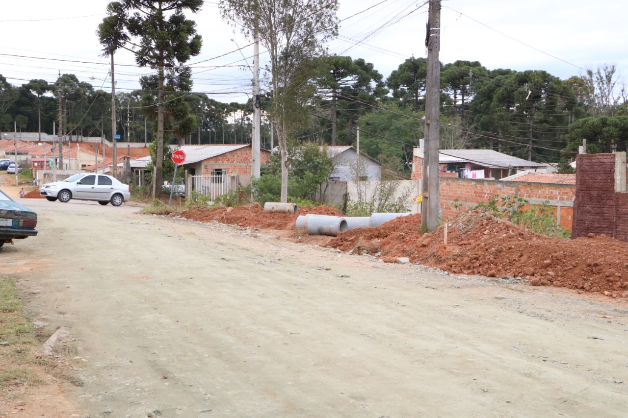Prefeitura de Fazenda Rio Grande asfalta rua no bairro Estados por meio de PPP