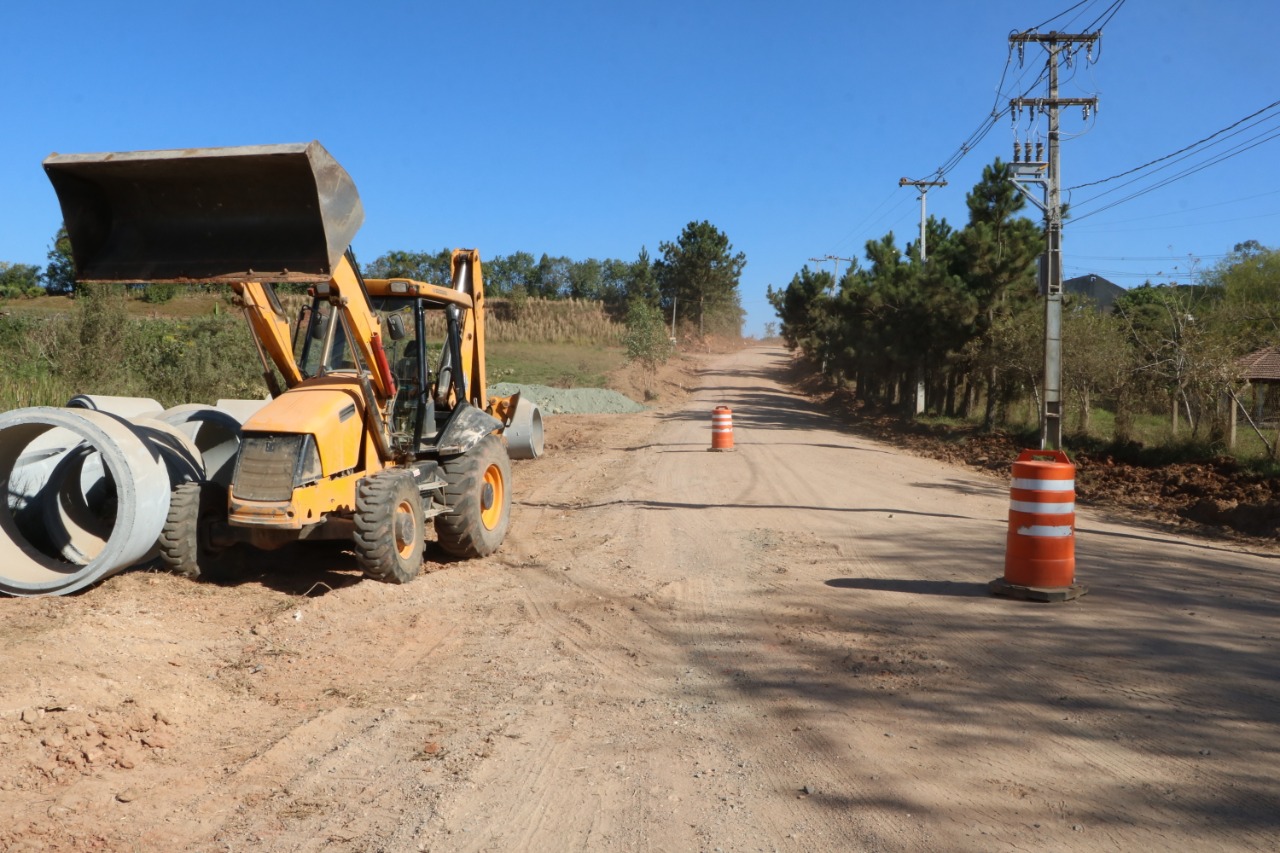 Secretaria de Obras de Fazenda Rio Grande inicia obras de pavimentação da Avenida Portugal