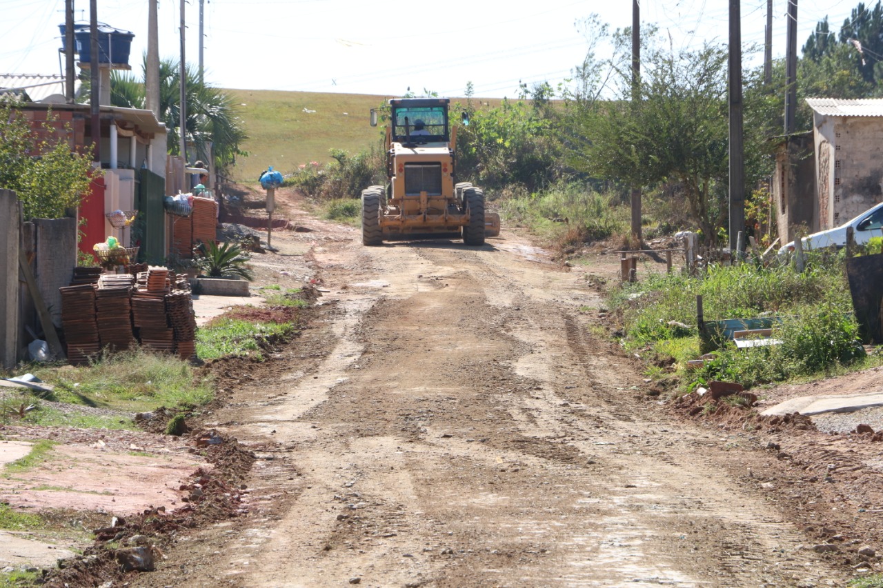 Secretaria de Obras faz patrolamento no Jardim Colonial