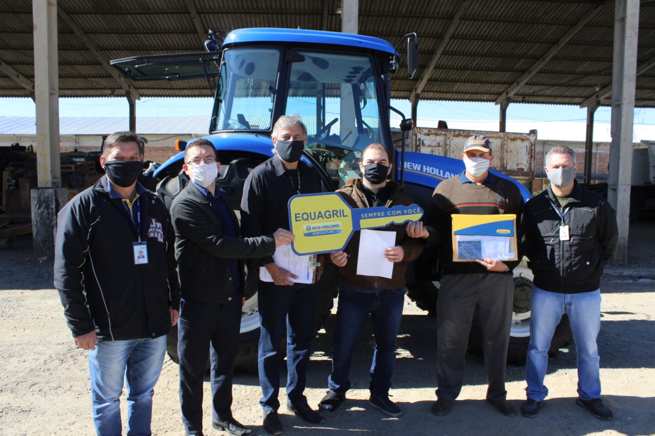 Prefeitura de Fazenda Rio Grande recebe trator agrícola para a produção rural