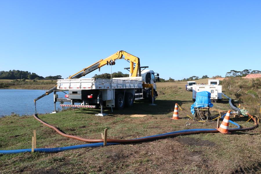Caminhões transportam água para estação de tratamento da Sanepar em Fazenda Rio Grande