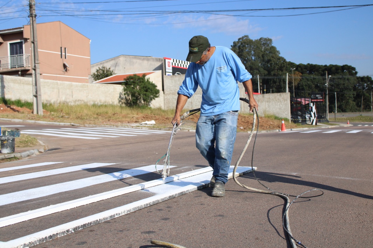 Prefeitura realiza limpeza e pinturas de faixas