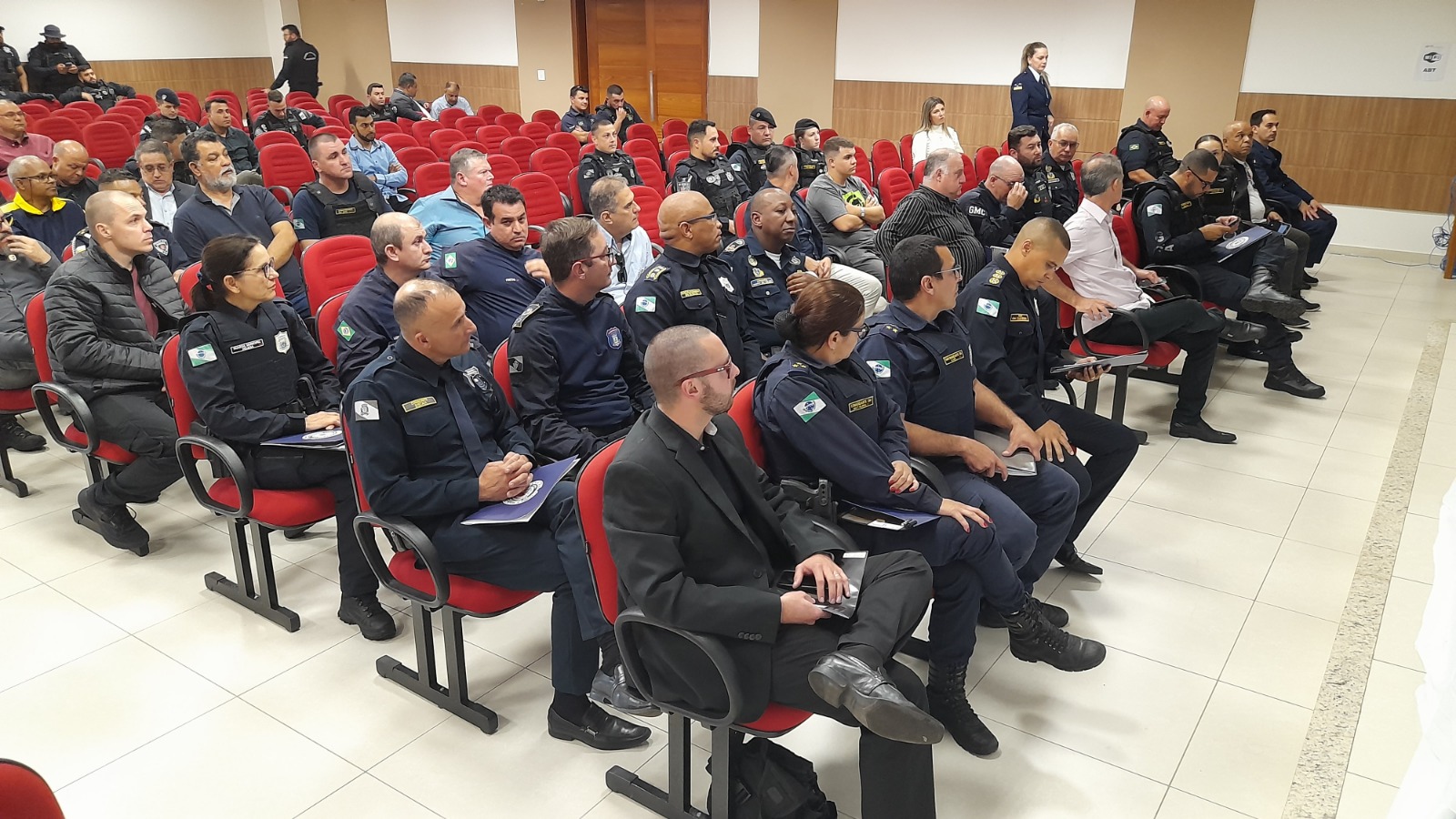 Guarda Municipal de Fazenda Rio Grande discute segurança em Arapongas