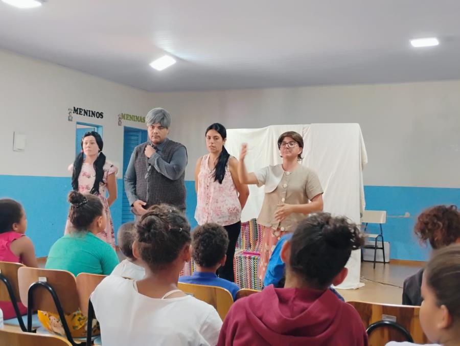 Teatro leva reflexão sobre abuso sexual infantil a crianças, adolescentes e famílias em Colina