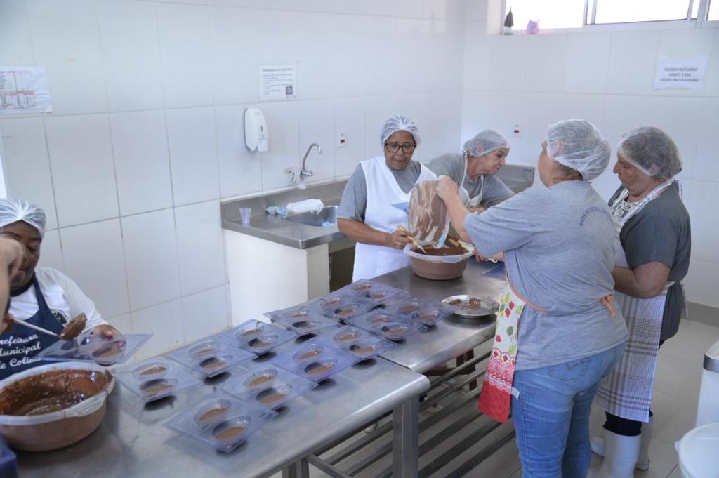 Cozinha Piloto inicia produção de ovos de Páscoa para alunos da rede municipal de Colina
