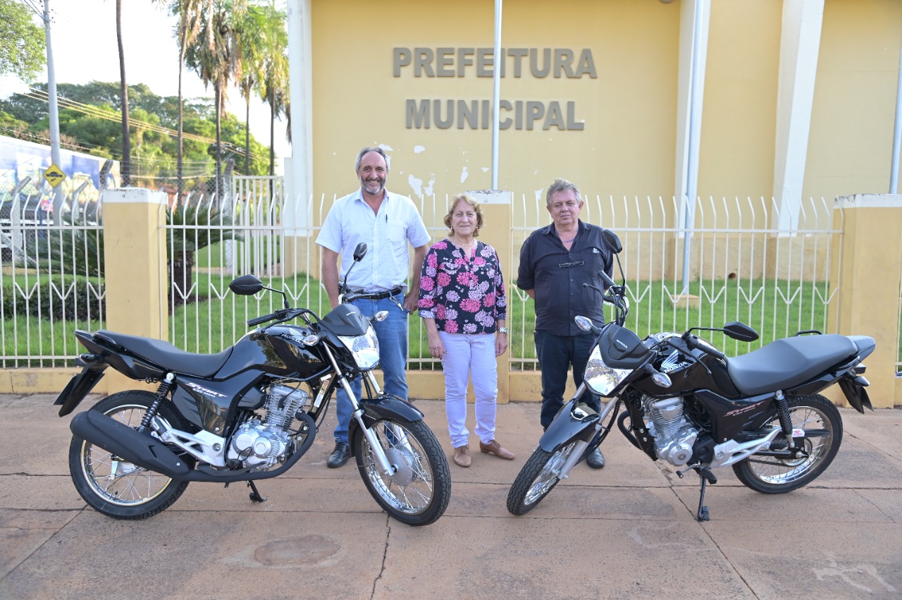 Prefeitura de Colina entrega veículos e motocicletas para Educação e Saúde