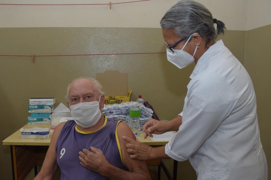 Idosos de 75 a 76 anos começam a receber 1ª dose da vacina contra COVID-19 em Colina