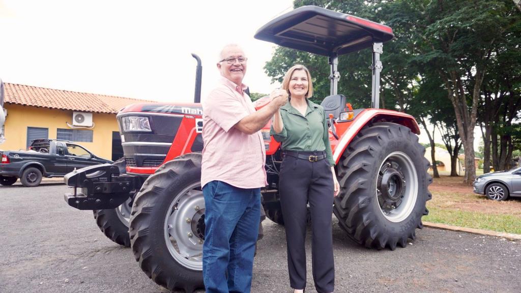 Deputada Delegada Graciela entrega tratores para fortalecer serviços municipais e Escola Agrícola em Colina
