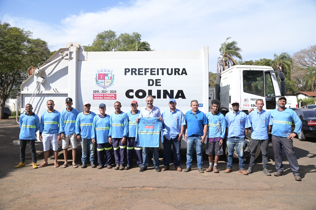 Prefeitura de Colina entrega uniformes aos trabalhadores da limpeza pública