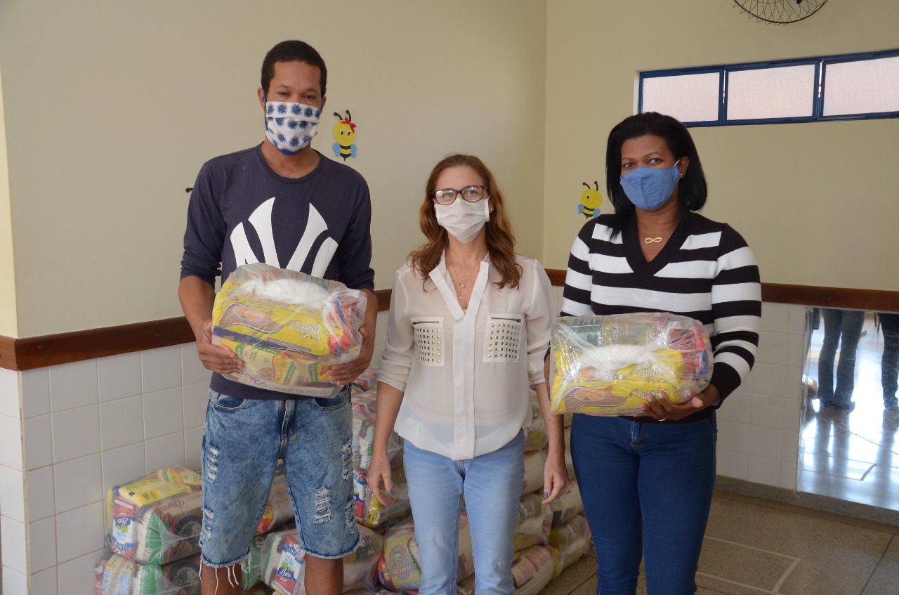 Prefeitura de Colina entregou mais kits de alimentação para alunos da Rede Municipal e APAE