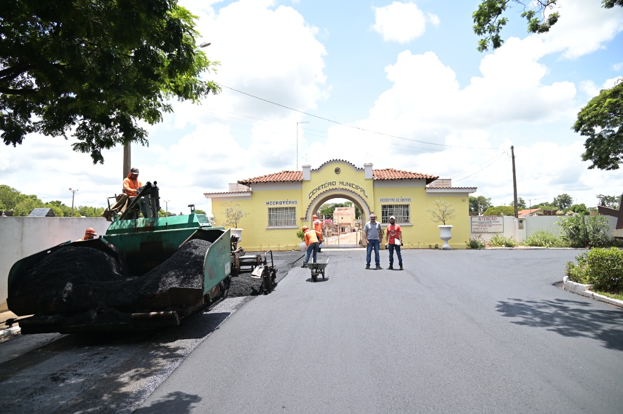 Prefeitura de Colina realiza recapeamento asfáltico Rua Schimidt Ivamoto, Cemitério e Velório Municipal