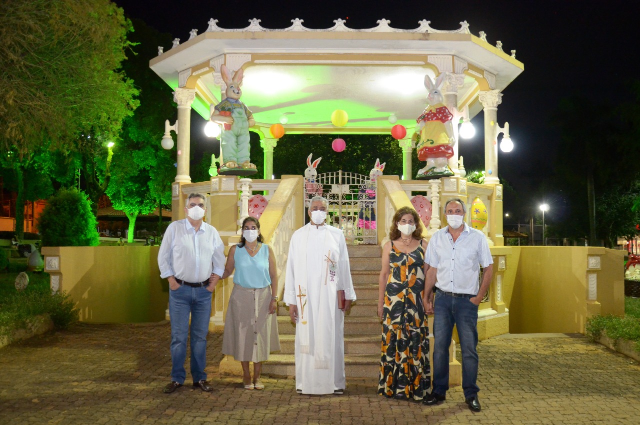 Fundo Social de Colina decora Praça para Páscoa e pede que população evite aglomerações