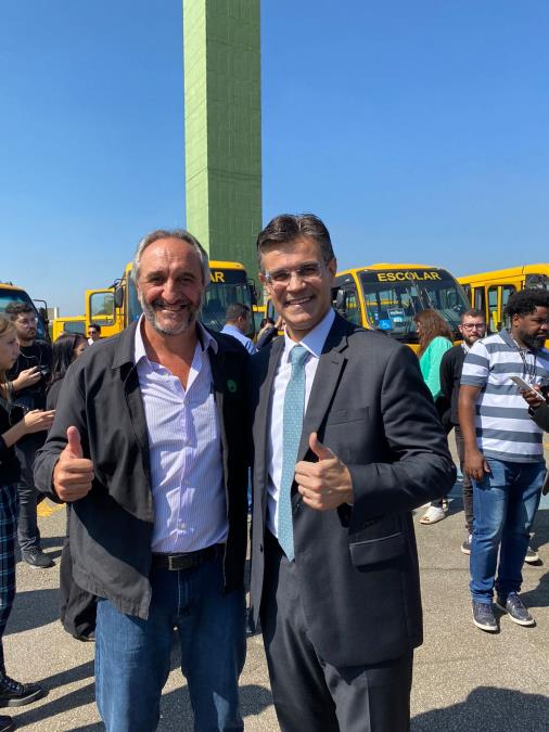 Prefeito Dieb recebe ônibus escolar 0 km do Governador Rodrigo Garcia