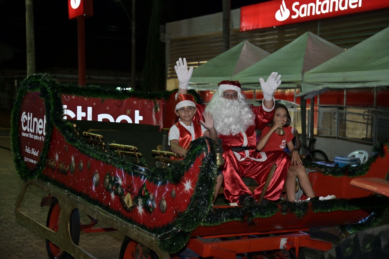 Chegada do Papai Noel inaugura a decoração e iluminação especial de Natal em Colina