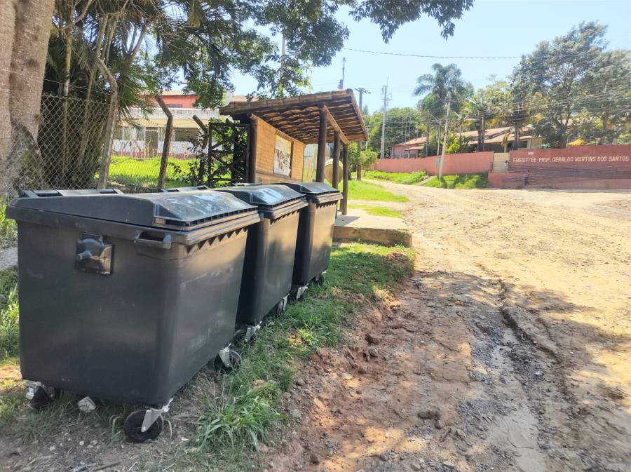 Zona rural da Estância Turística de Paraibuna começa a receber contêineres para depósito de lixo doméstico