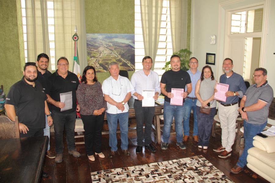 Prefeito de Paraibuna assina contrato com empresas que se instalarão no Polo Industrial do Município