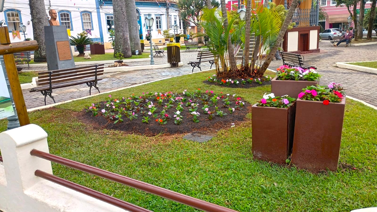 Novas flores deixa a Praça da Matriz com ambiente mais harmonioso e agradável, no Centro de Paraibuna