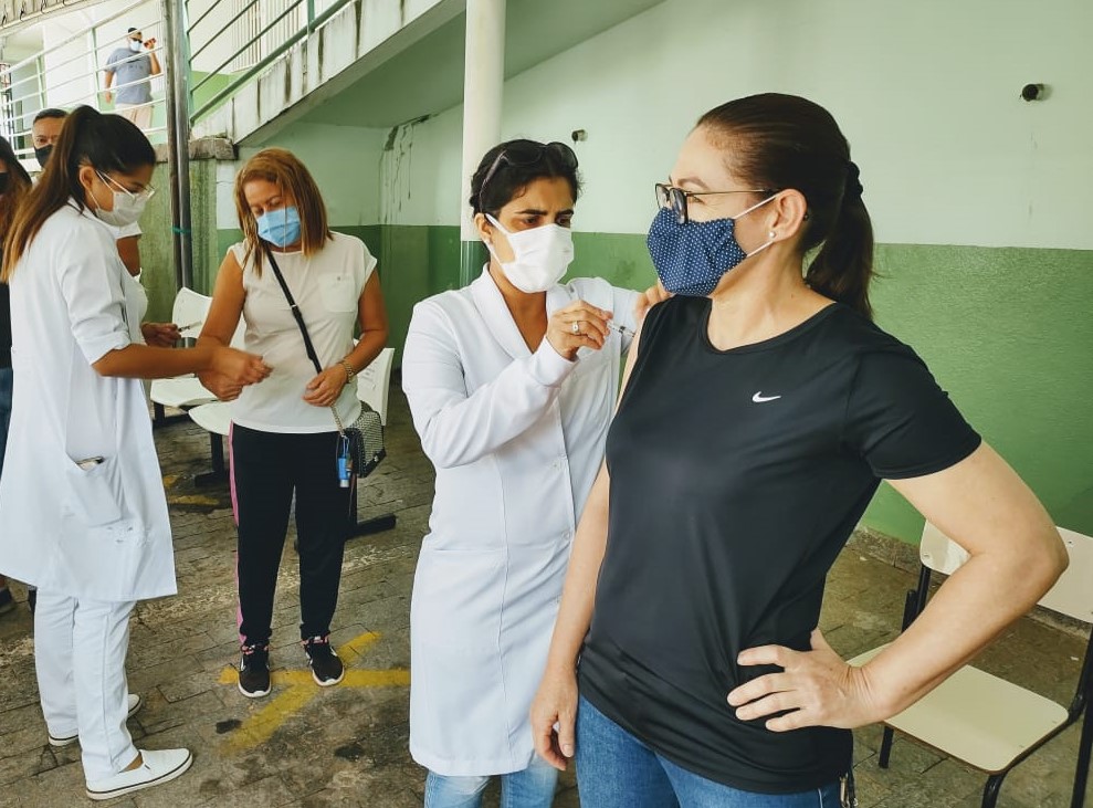 Profissionais da área da Educação de Paraibuna receberam a primeira dose da vacina contra a Covid-19 