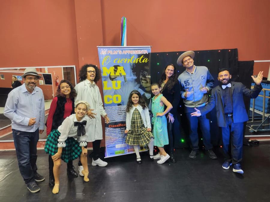 Público e elenco do filme "O Cientista Maluco", gravado em Paraibuna, comemoram sucesso do curta metragem