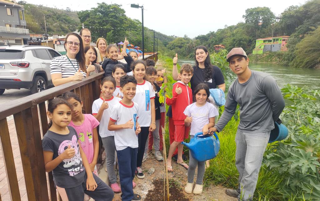 Alunos da EMEF Irmã Zoé participaram de ação ambiental na “Avenida Beira Rio”