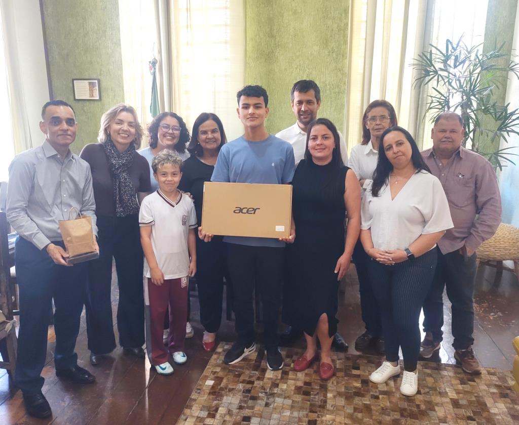 Mais um estudante da rede pública estadual de Paraibuna conquista vaga para intercâmbio no Canadá