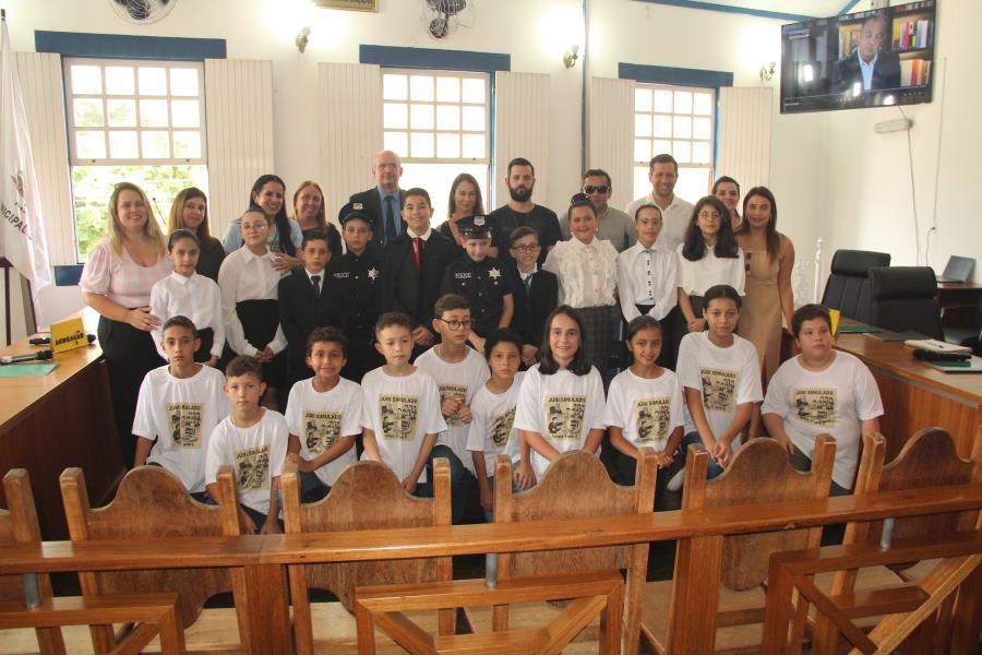 Júri Simulado dos alunos do 5º Ano E da EMEF Irmã Zoé encanta o público na Câmara Municipal
