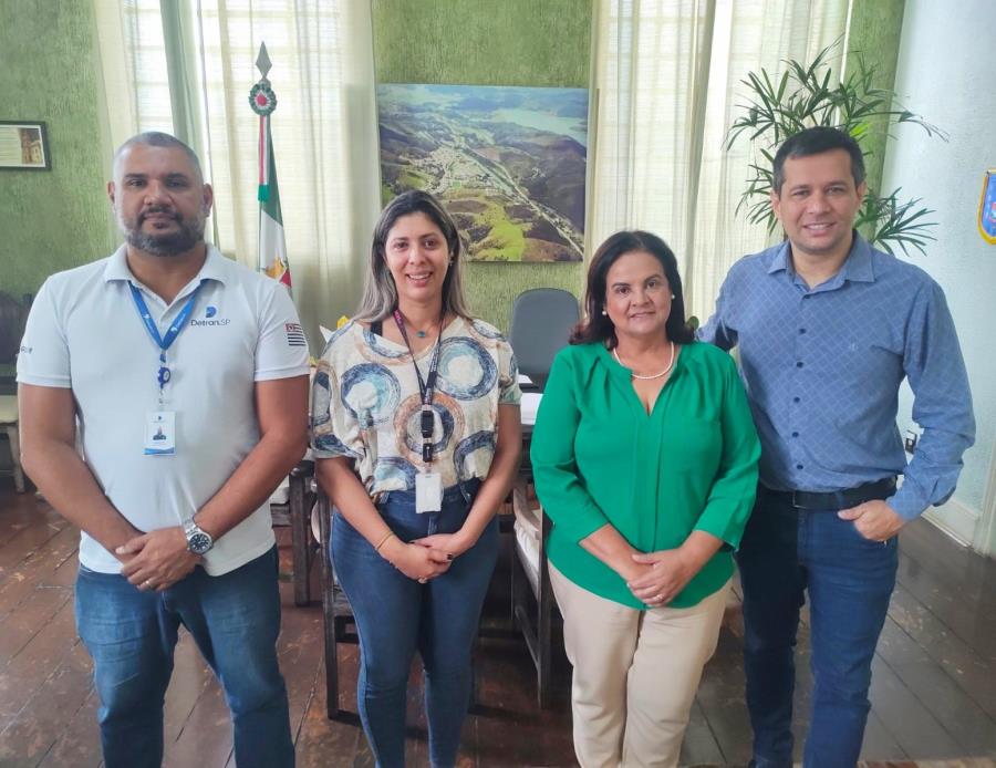 Prefeita e vice-prefeito de Paraibuna reúnem-se com o novo superintendente do Detran