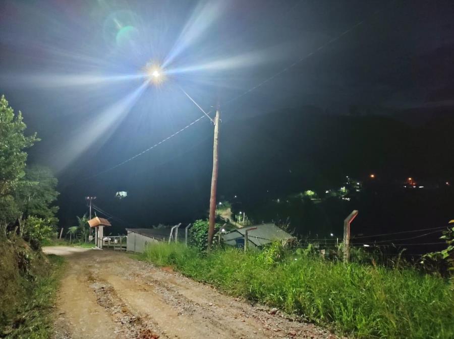 Prefeitura amplia rede de iluminação pública em benefício ao bairro dos Moraes e bairro do Colinas