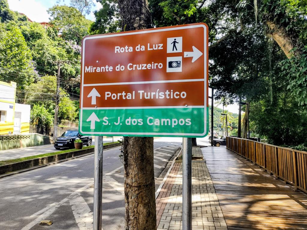 Prefeitura instala novas placas de sinalização em Paraibuna e reforça orientação a moradores e turistas
