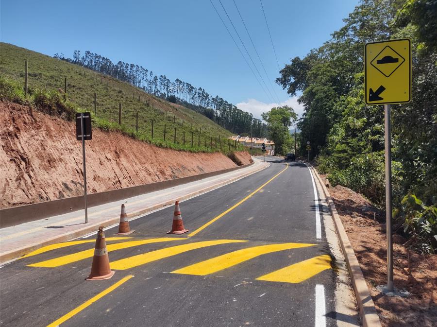 Mobilidade urbana: asfalto no acesso ao “Residencial Vitória” - CDHU de Paraibuna recebe sinalização viária