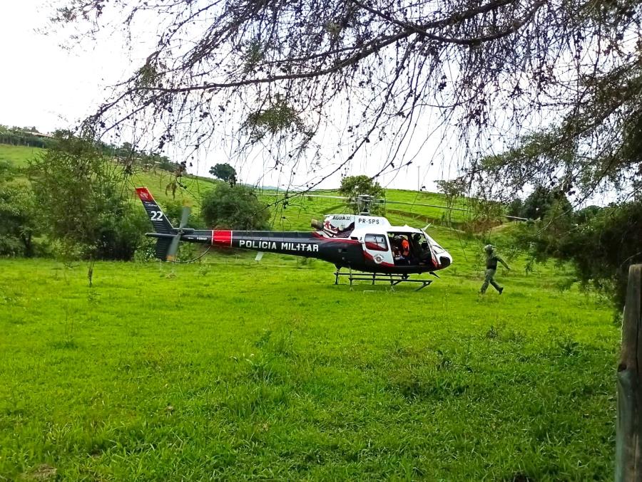 Helicóptero Águia da Polícia Militar realizou resgate de vítima de acidente no bairro do Porto em Paraibuna