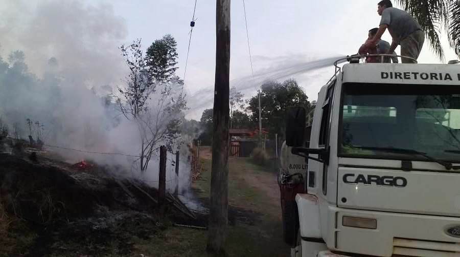 Defesa Civil do Município age rápido em controle de incêndio no bairro do Minhoqueiro, região do Itapeva