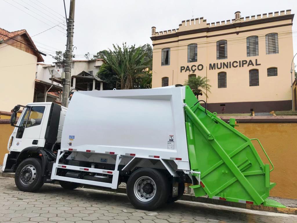 Governo Municipal adquire caminhão compactador zero quilômetro em benefício à coleta de lixo em Paraibuna