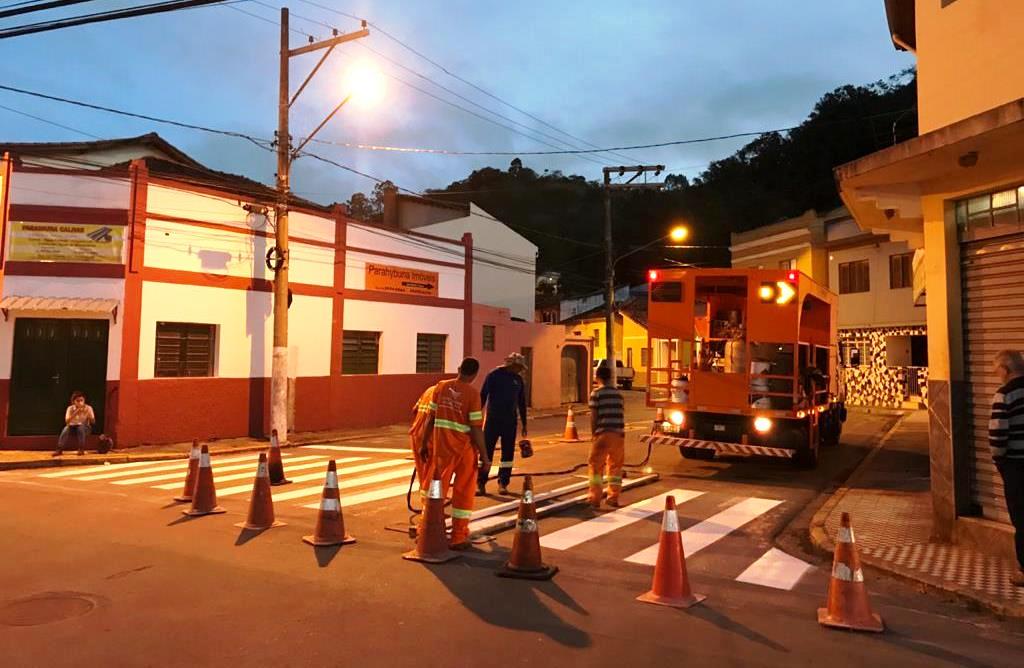 Governo Municipal inicia nova sinalização em vias públicas da cidade para maior segurança de motoristas e pedestres