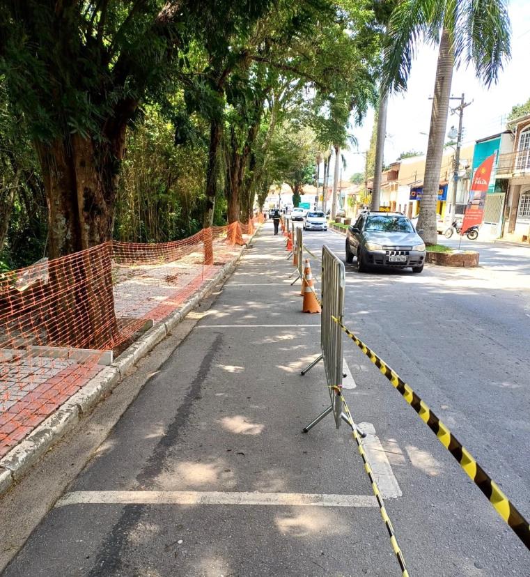 Prefeitura orienta munícipes a não andarem no trecho das obras do deck, na rua Coronel Martins