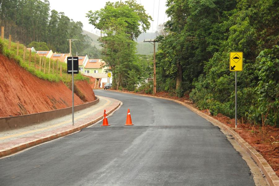 Prefeitura conclui pavimentação asfáltica no acesso ao “Residencial Vitória” – CDHU de Paraibuna