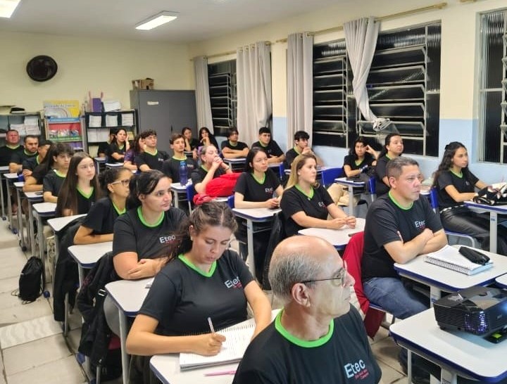 Palestra aos alunos da ETEC Paraibuna abordou a importância da qualificação profissional