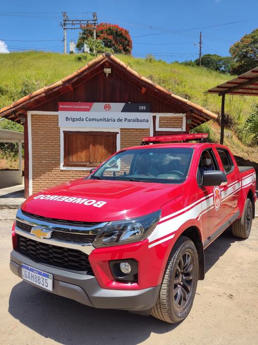 Base dos Bombeiros de Paraibuna é favorecida com picape 4x4 para melhor atendimento da população