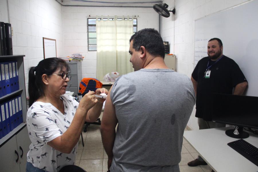 Servidores do Departamento de Serviços Municipais são vacinados contra a Febre Amarela